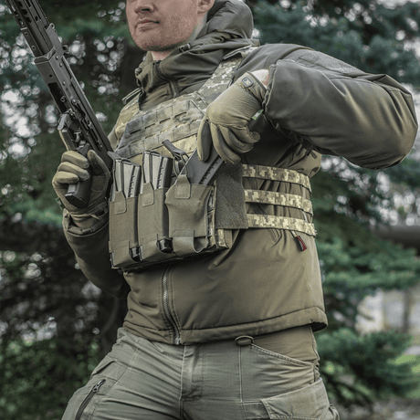 M‑Tac Elastinen Triple Magazine Pouch Elite kiinnitetty taktiseen liiviin kolmella lipalla, suunniteltu nopeaan käyttöön ja turvalliseen säilytykseen