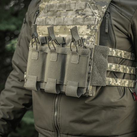M‑Tac Elastinen Triple Magazine Pouch Elite kiinnitetty taktiseen liiviin, suunniteltu 3 AK/AR-lipalle, MOLLE Laser Cut -järjestelmä