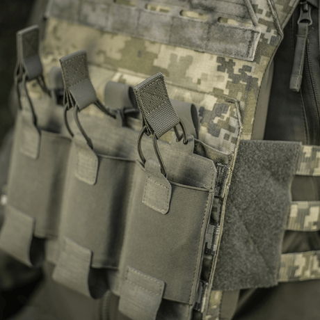 M‑Tac Elastinen Triple Magazine Pouch Elite kiinnitetty taktiseen liiviin, Cordura 500D-materiaali, sopii kenttäkäyttöön, nopea pääsy