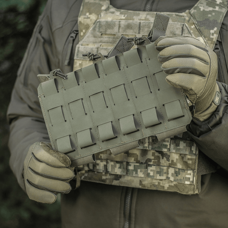 M‑Tac Elastinen Triple Magazine Pouch Elite käytössä, kiinnitetty taktiseen varustukseen MOLLElla, turvallinen säilytys ja nopea pääsy lippaisiin