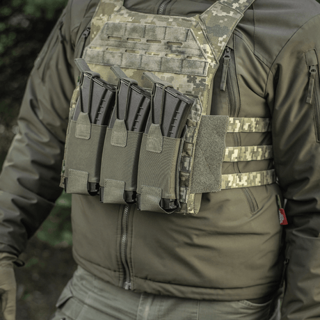 M-Tac Elastinen Triple Magazine Pouch Elite kiinnitettynä kolmella AK/AR-lippaalla taktiseen liiveen kenttäympäristössä.