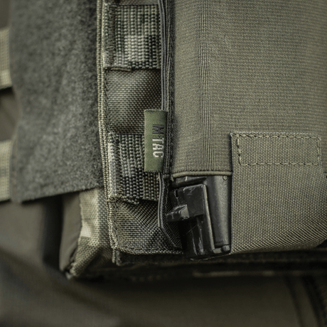 M-Tac Elastinen Triple Magazine Pouch Elite näyttää Cordura 500D-materiaalin ja MOLLE Laser Cut -järjestelmän, sopii kolmelle lippaalle.