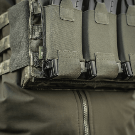 M-Tac Elastinen Triple Magazine Pouch Elite säilyttää kolme AK/AR-lippaata avoimella, nopeasti saavutettavalla muotoilulla.