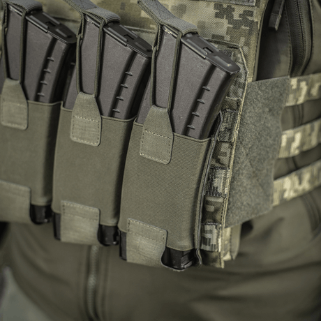 M-Tac Elastinen Triple Magazine Pouch Elite lippailla kiinnitettynä MOLLE-varusteisiin.