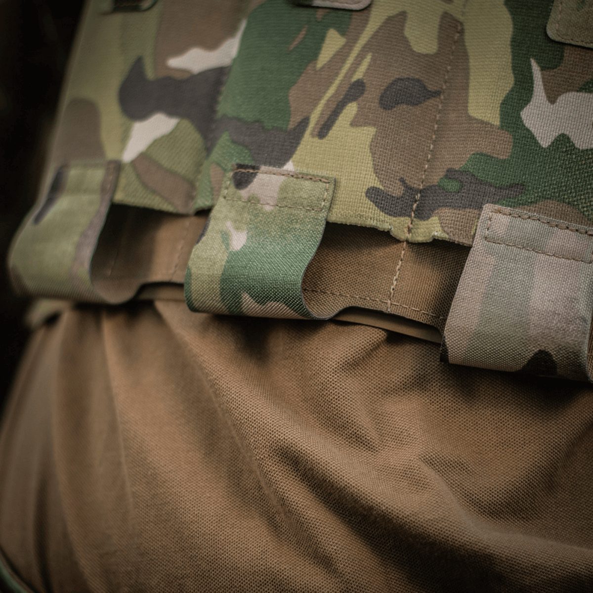 Nærbillede af camouflage-designet M‑Tac Elastisk Single Magazine Pouch Elite monteret på taktisk udstyr.