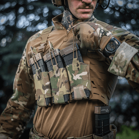 M‑Tac Elastinen Single Magazine Pouch Elite maastokuvioituna, kiinnitetty taktiseen liiviin, suunniteltu AR/AK-lipalle, näyttää Cordura 500D -materiaalin