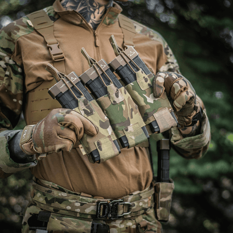 M‑Tac Elastinen Single Magazine Pouch Elite osoittaa useiden lippaiden kapasiteetin taktillisessa ympäristössä, MOLLE-yhteensopiva