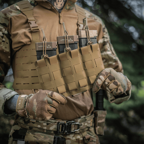 M‑Tac Elastinen Single Magazine Pouch Elite sotilaan liivissä lippaiden kanssa, kompakti ja toimiva muotoilu, MOLLE-yhteensopiva