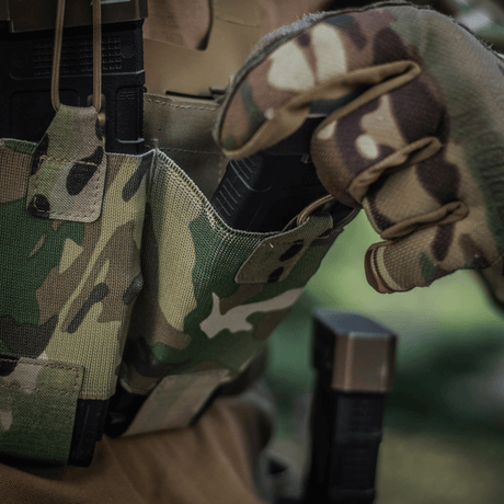 M‑Tac Elastinen Single Magazine Pouch Elite käytössä maastokuvioisena, varmistaa nopean pääsyn ja napakan kiinnityksen AK/AR-lipalle