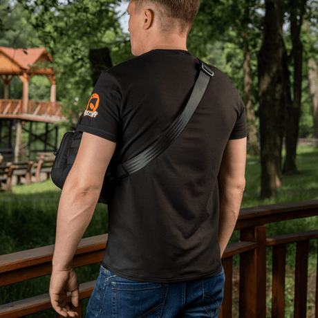 M‑Tac Cross Bag Elite Hex olkapäällä ulkona metsässä, takaa nähtynä, sopii päivittäiskäyttöön ja taktiseen varustukseen, tilavuus 5 litraa