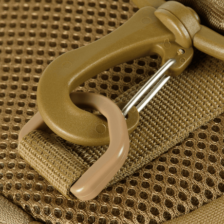 Lähikuva M‑Tac Cross Bag Elite Hexistä, vahva karabiinihaka ja Cordura 500 -kangas, sopiva päivittäiseen käyttöön ja taktisiin varusteisiin.