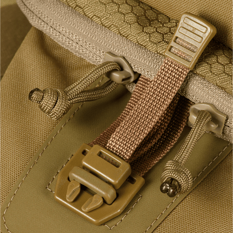 Yksityiskohta M‑Tac Cross Bag Elite Hexistä, Cordura 500 -materiaali, WJ-sovittimet ja ruskeat YKK-vetoketjut.