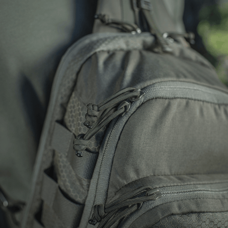 Lähikuva M‑Tac Cross Bag Elite Hexistä, Cordura 500 -materiaali ja YKK-vetoketjut, sopii päivittäiseen käyttöön ja taktisiin tarkoituksiin.
