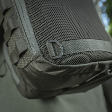 Yksityiskohtainen lähikuva M‑Tac Cross Bag Elite Hexistä, vahva hihna ja verkkomateriaali, optimaalinen arkeen ja taktisiin varusteisiin.