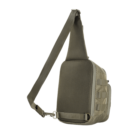 M-Tac Cross Bag Elite Hex sivulta nähtynä, 5 l sling-laukku yhdellä remmillä, täydellinen päivittäiseen käyttöön. Valmistettu kestävästä Cordura 500 -materiaalista.