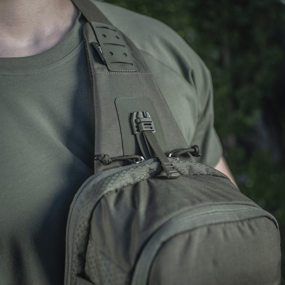 M-Tac Cross Bag Elite Hex sling pack båret på skulder, perfekt til daglig brug og taktisk udstyr, militærgrøn farve, Cordura stof.