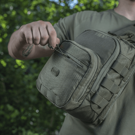 M-Tac Cross Bag Elite Hex -laukku käytössä, kestävä Cordura 500 -materiaali ja käytännölliset vetoketjut, täydellinen päivittäiseen ja taktiseen käyttöön.