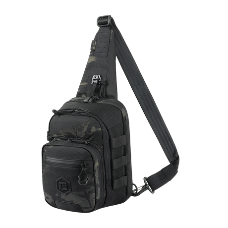 Musta M‑Tac Cross Bag Elite Hex sling-laukku Cordura 500:lla, MIL-SPEC-sovitukset ja YKK-vetoketjut, sopii päivittäiseen käyttöön ja taktisiin varusteisiin