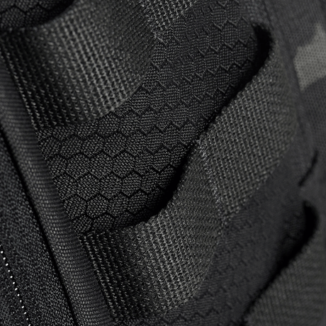 Lähikuva M‑Tac Cross Bag Elite Hexistä, Cordura 500 -materiaali hex-kuviolla ja MIL-SPEC-hihnoilla, sopii päivittäiseen ja taktiseen käyttöön.