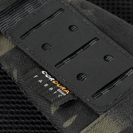 M‑Tac Cross Bag Elite Hex kestävästä Cordura 500 -materiaalista, korostaa yksityiskohtia ja lujuutta.