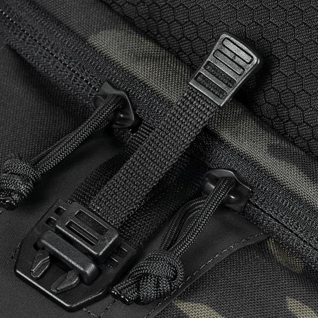 Lähikuva vetoketjusta ja sulkimista M‑Tac Cross Bag Elite Hexissä, Cordura 500 -materiaali.