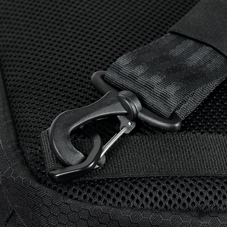 Lähikuva M‑Tac Cross Bag Elite Hexistä, jossa näkyy vahva koukku ja hihnan yksityiskohta Cordura 500 -laukussa taktiseen käyttöön.