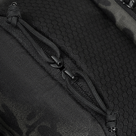 Yksityiskuva M‑Tac Cross Bag Elite Hexistä, robusti Cordura 500 -materiaali ja vahvat vetoketjut päivittäiseen käyttöön tai taktisiin varusteisiin.