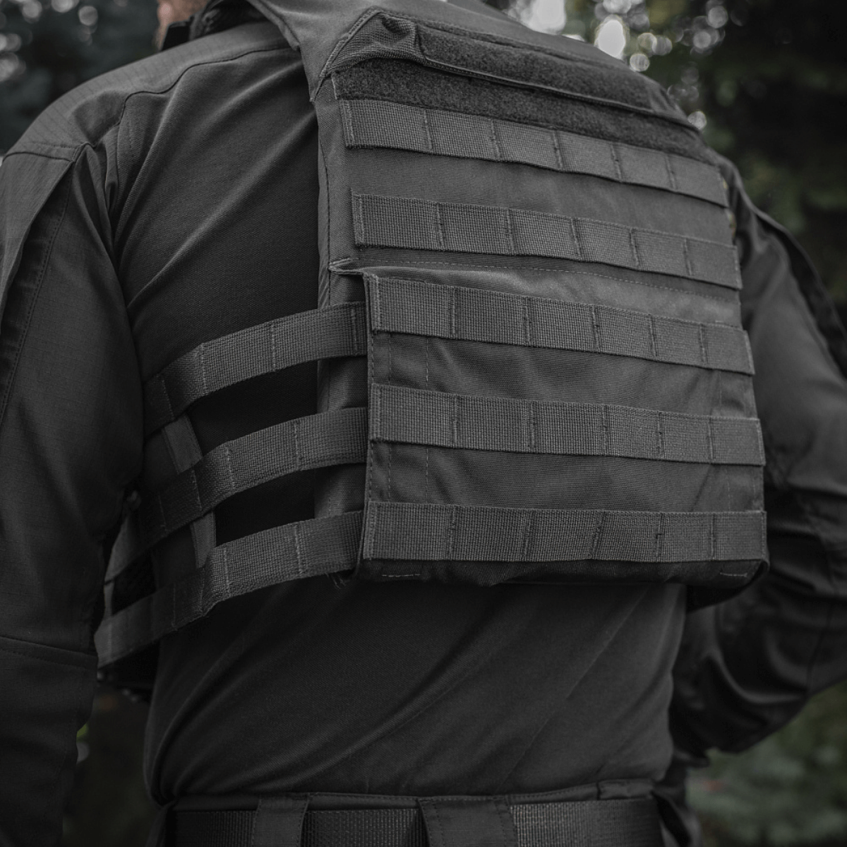 M‑Tac Plate Carrier Cuirass QRS Gen.II set bagfra, viser ergonomisk design og quick-release system, perfekt til taktisk brug.