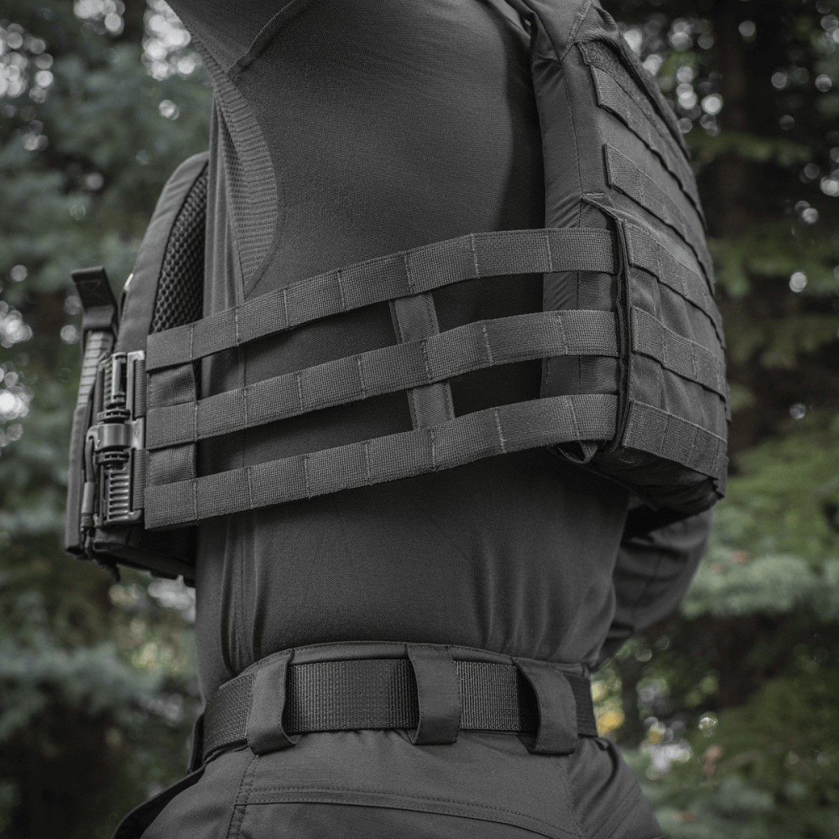 M‑Tac Plate Carrier Cuirass QRS Gen.II med quick-release system og ergonomisk design, set udendørs i skovmiljø.