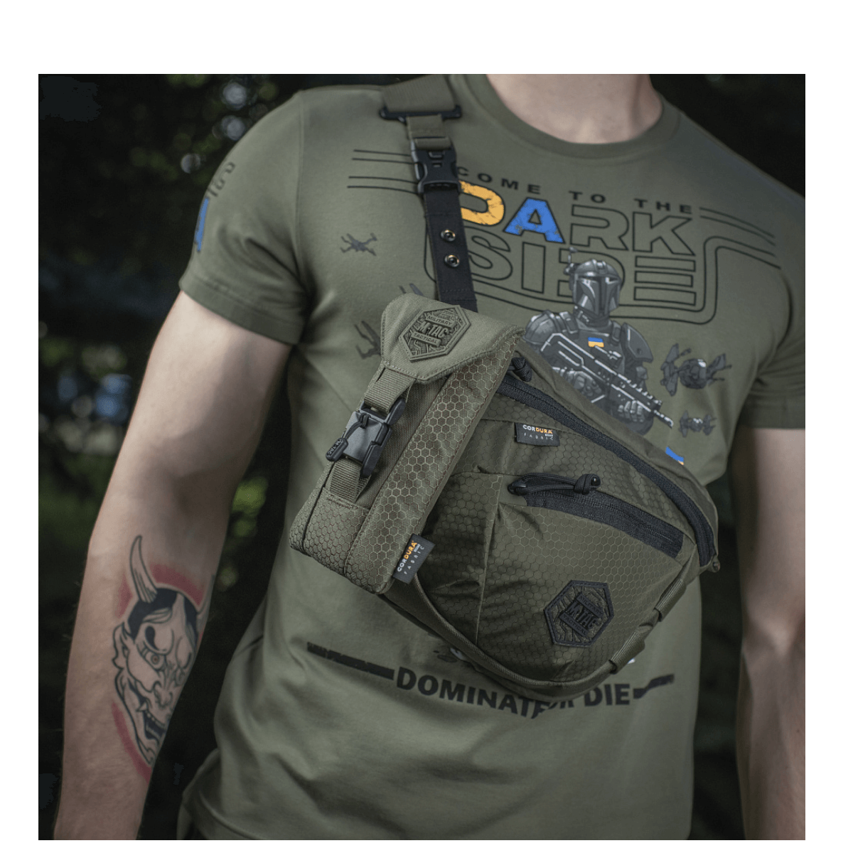 M-Tac Smartphone Lomme Elite Large Hex bæres som smart tilbehør på en mand iført militærgrønt tøj.