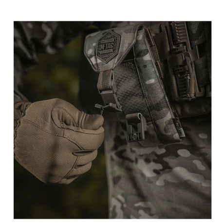 Kuva M-Tac Smartphone Lomme Elite Large Hex maastokuvioisena, valmistettu kulutusta kestävästä CORDURA HEX -materiaalista WJ-magneettisoljella.