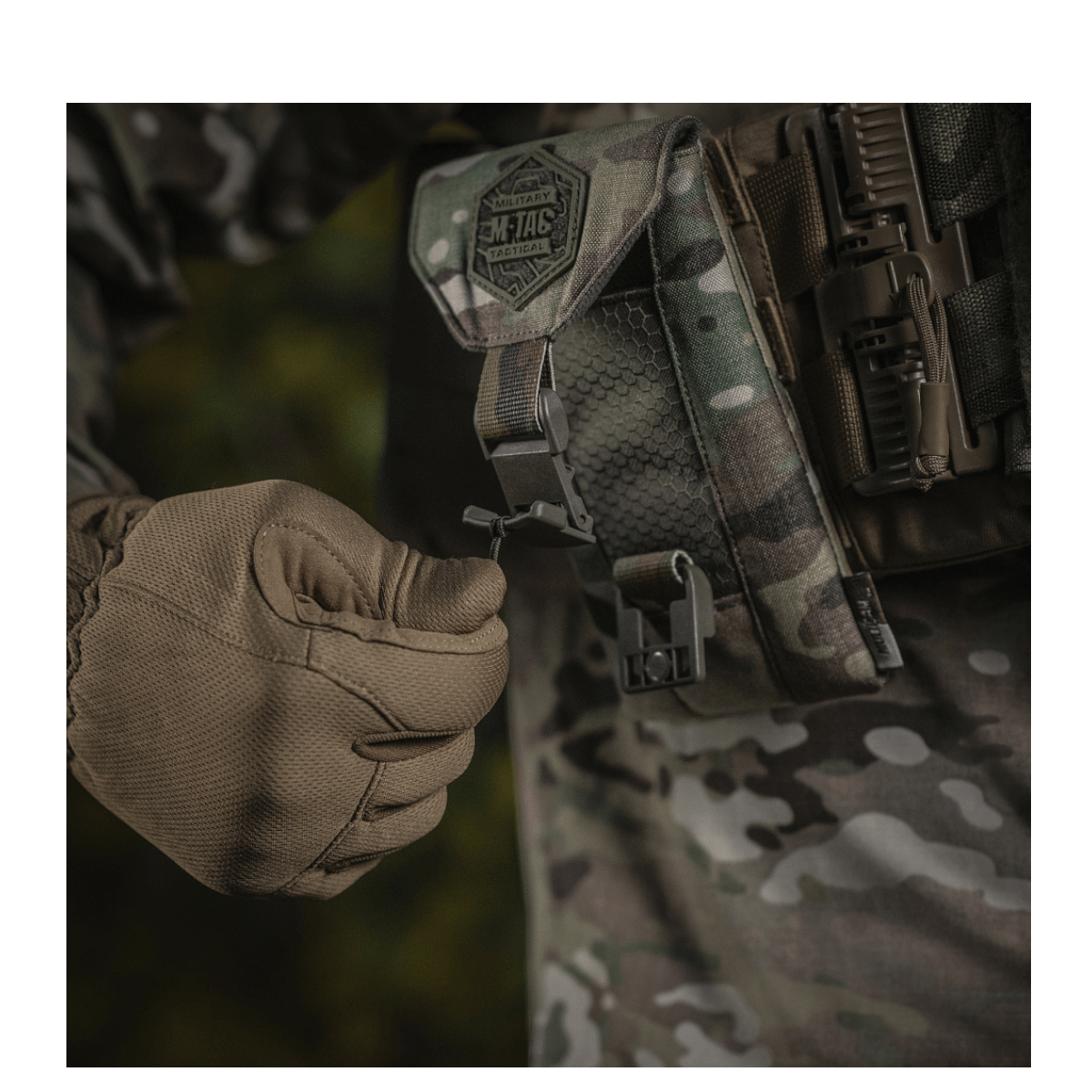 Image af M-Tac Smartphone Lomme Elite Large Hex i camo, fremstillet af slidstærkt CORDURA HEX materiale med WJ magnetisk spænde.