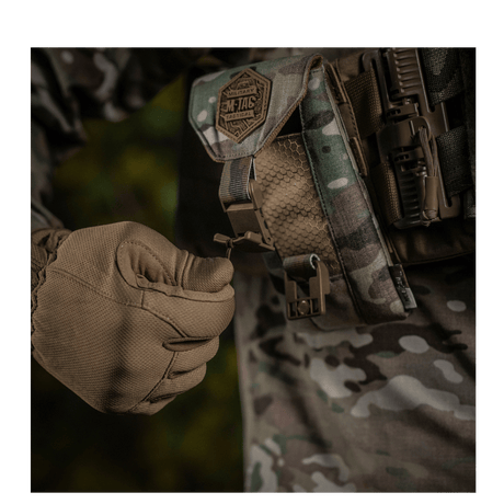 M-Tac Smartphone Lomme Elite Large Hex kiinnitetty taktiseen liiviin CORDURA HEX -materiaalilla ja WJ-magneettisoljella turvallista säilytystä varten.