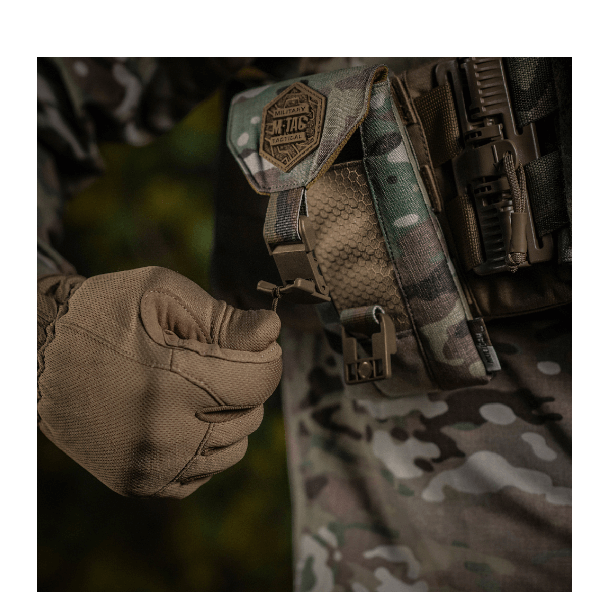M-Tac Smartphone Lomme Elite Large Hex fastgjort til taktisk vest med CORDURA HEX materiale og WJ magnetisk spænde for sikker opbevaring.