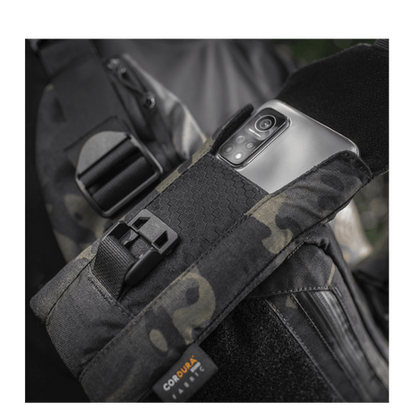 M-Tac Smartphone Lomme Elite Large Hex CORDURA HEX -materiaalista, musta magneettisoljella, pitää älypuhelimen turvallisesti jopa 6,5 tuumaa.