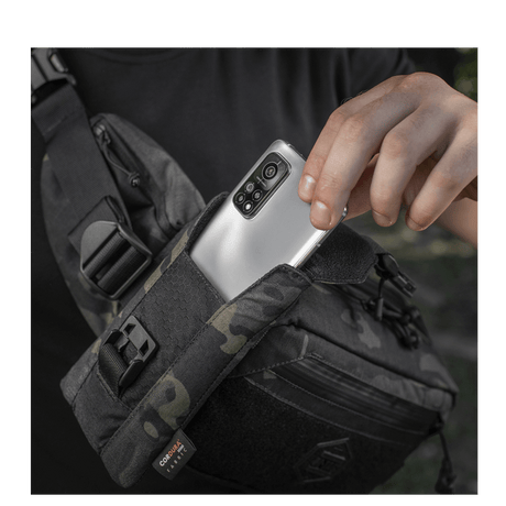 M-Tac Smartphone Lomme Elite Large Hex käytössä puhelimen turvalliseen säilytykseen kulutusta kestävästä CORDURA-materiaalista.