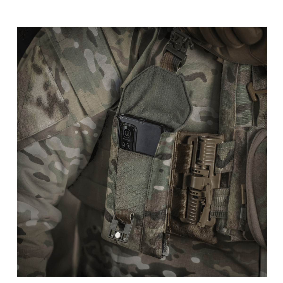 M-Tac Smartphone Lomme Elite Large Hex i camouflage design med smart magnetisk spænde til sikker opbevaring af smartphone.