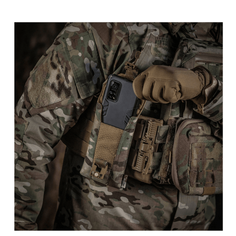 M-Tac Smartphone Lomme Elite Large Hex älypuhelimen kanssa jopa 6,5 tuumaa maastovaatetuksessa sotilasympäristössä.