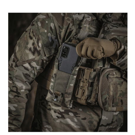 M-Tac Smartphone Lomme Elite Large Hex käytössä sotilasasun päällä, säilyttää älypuhelimen turvallisesti WJ-magneettisoljella.