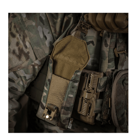 M-Tac Smartphone Lomme Elite Large Hex kiinnitetty maastovarusteisiin, valmistettu kestävästä CORDURA HEX -materiaalista WJ-magneettisoljella.