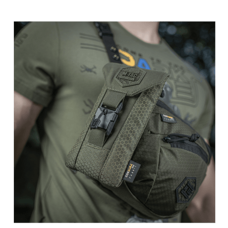 M-Tac Smartphone Lomme Elite Large Hex kestävästä CORDURA HEX -materiaalista, ihanteellinen päivittäiseen älypuhelimen säilytykseen jopa 6,5 tuumaa.