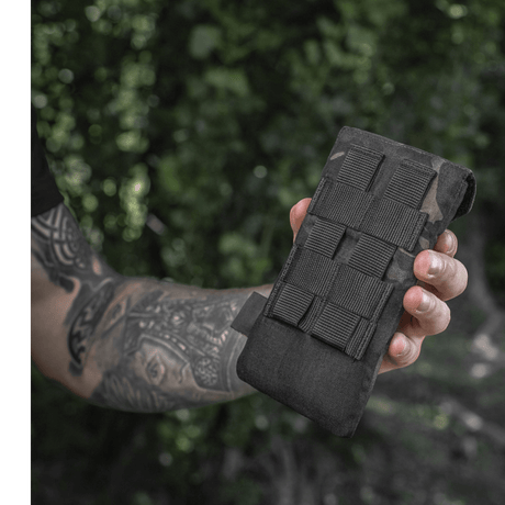 M-Tac Smartphone Lomme Elite Large Hex mustana, pidetään luonnossa, valmistettu kulutusta kestävästä CORDURA HEX -materiaalista, sopii jopa 6,5 tuuman laitteille.