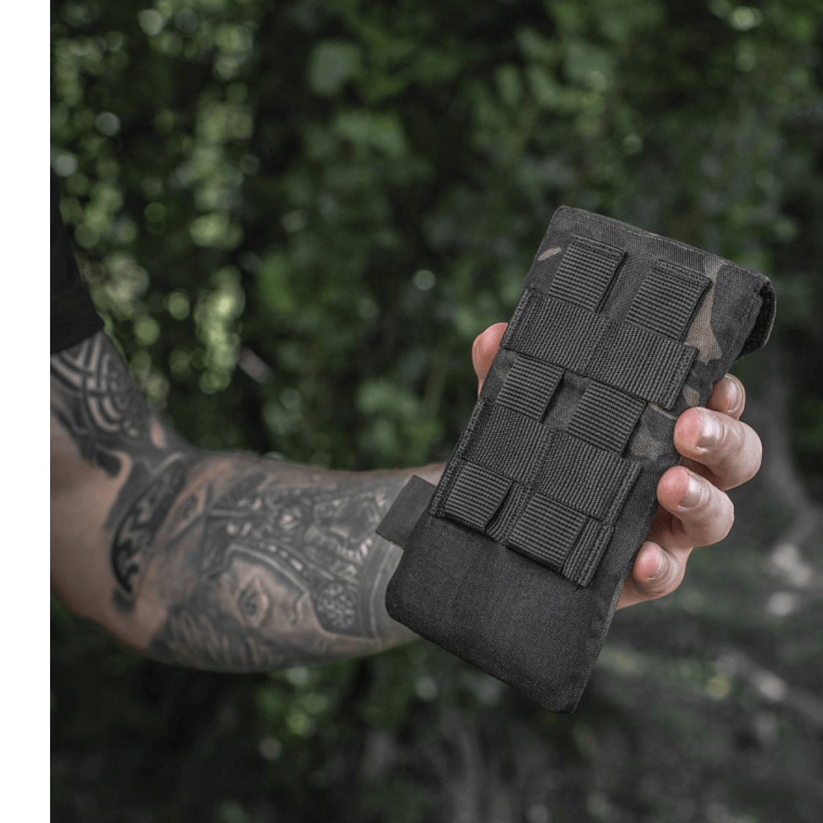M-Tac Smartphone Lomme Elite Large Hex i sort holdt af person i naturmiljø, lavet af slidstærkt CORDURA HEX, op til 6,5 tommer enheder.