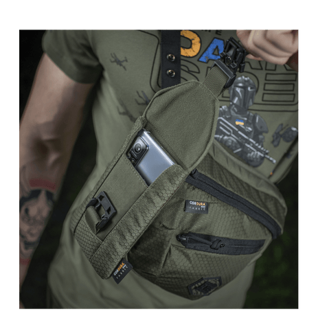 M-Tac Smartphone Lomme Elite Large Hex turvalliseen älypuhelimen säilytykseen, valmistettu kestävästä CORDURA HEX -materiaalista, magneettisoljella.
