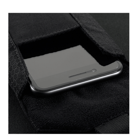 Älypuhelin M-Tac Smartphone Lomme Elite Large Hex -mustalaukun sisällä, valmistettu kestävästä CORDURA HEX -materiaalista, sopii 6,5 tuuman laitteelle.