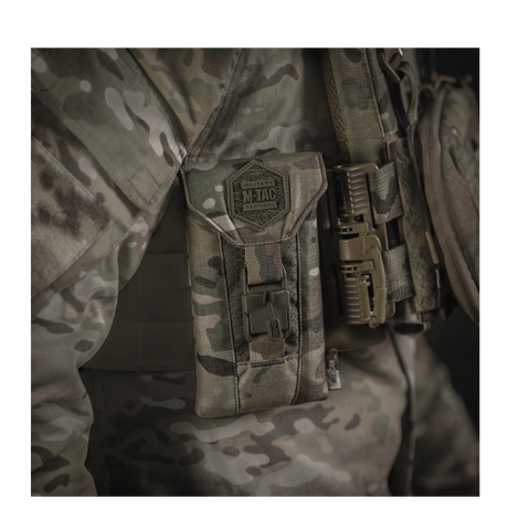 M-Tac Smartphone Lomme Elite Large Hex CORDURA HEX -materiaalista magneettisoljella, kiinnitetty univormuun, sopii 6,5 tuuman puhelimelle.