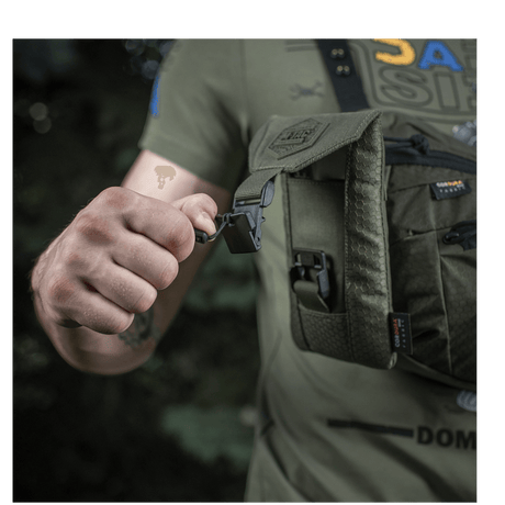 M-Tac Smartphone Lomme Elite Large Hex käytössä, näyttää magneettisoljen ja vahvan CORDURA-materiaalin.
