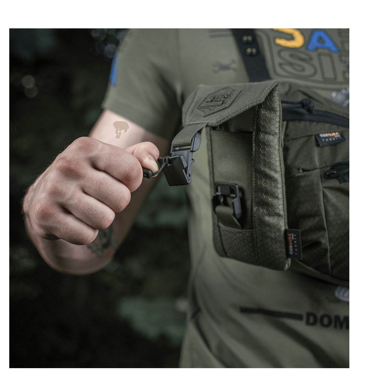 M-Tac Smartphone Lomme Elite Large Hex i brug, viser magnetisk spænde og robust CORDURA materiale til sikker opbevaring af smartphone.