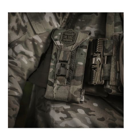 M-Tac Smartphone Lomme Elite Large Hex maastokuvioisena CORDURA HEX -materiaalilla ja WJ-soljella, soveltuu älypuhelimen turvalliseen säilytykseen.