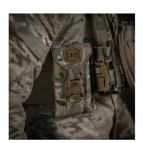 M-Tac Smartphone Lomme Elite Large Hex CORDURA HEX -materiaalista, näytetty kiinnitettynä taktisiin varusteisiin maastotaustalla.